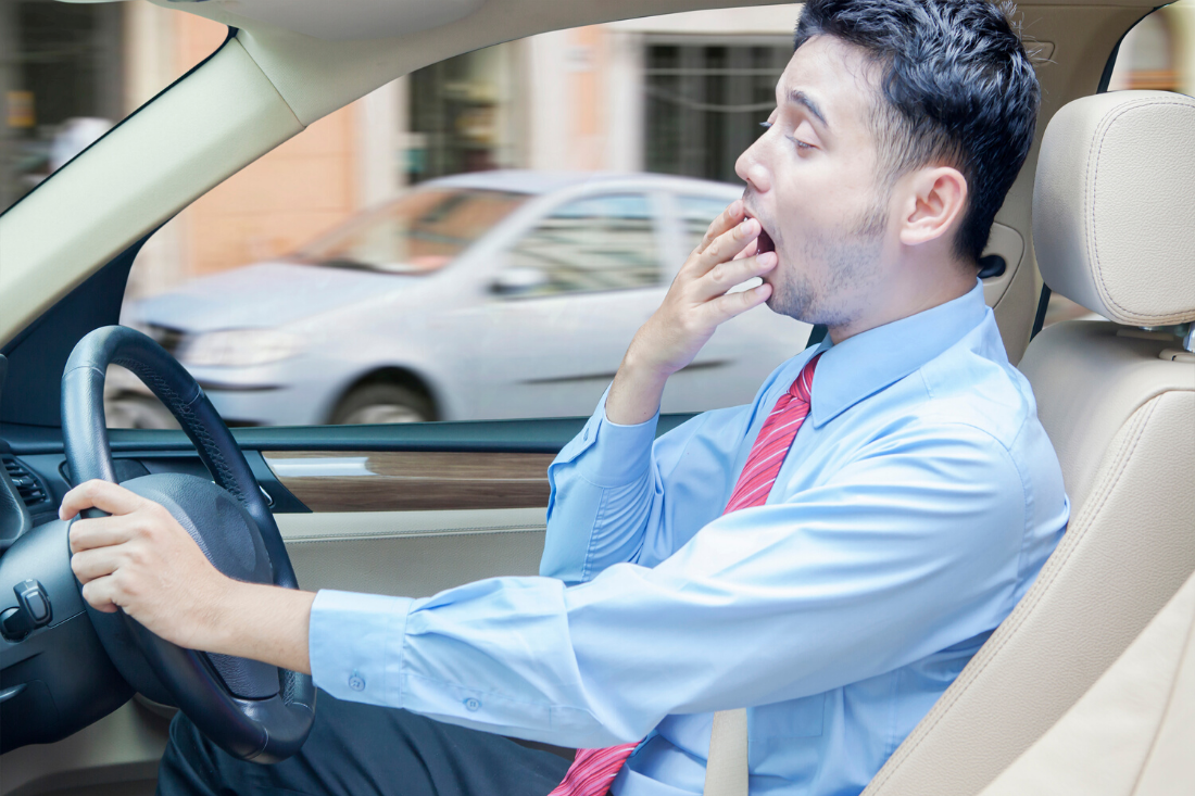 homme qui baille au volant